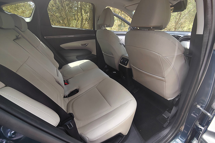 יונדאי טוסון 1.6 טורבו - מושב אחורי